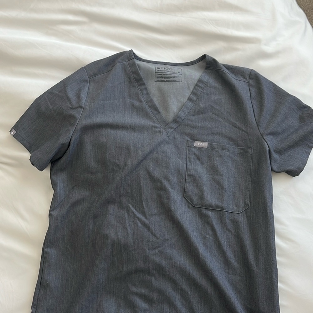 BRAND NEW NEVER WORN WOMENS FIGS SCRUB TOP